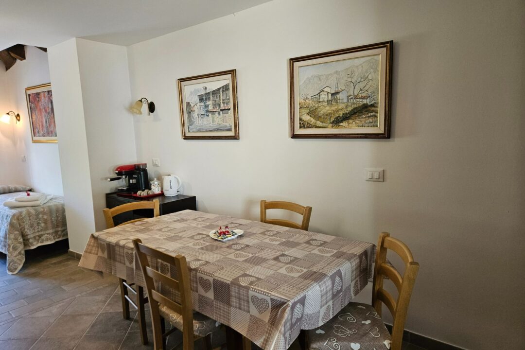 Cucina attrezzata dell’appartamento Nonna Leni a Frisanco, vicino Maniago, nelle Dolomiti Friulane.