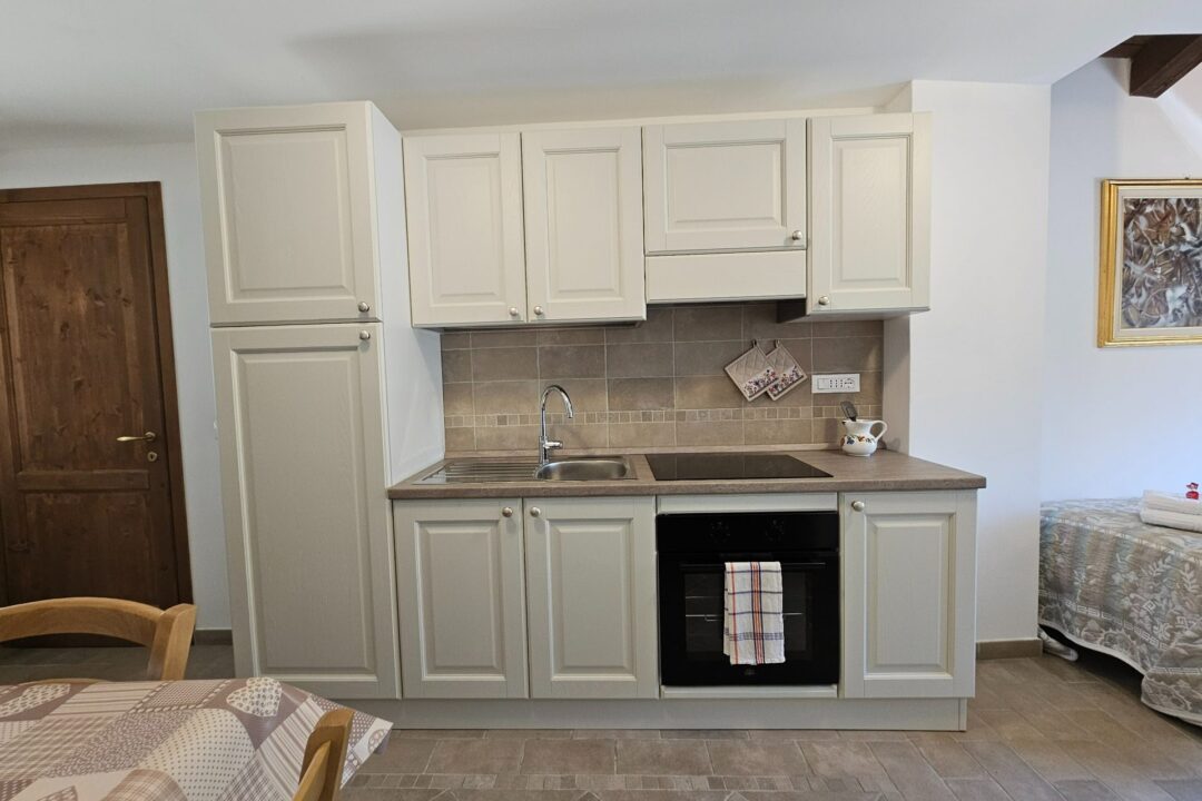 Cucina attrezzata dell’appartamento Nonna Leni a Frisanco, vicino Maniago, nelle Dolomiti Friulane.