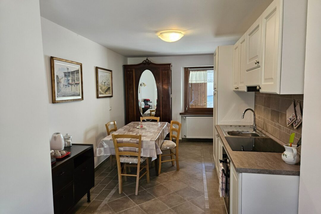 Cucina attrezzata dell’appartamento Nonna Leni a Frisanco, vicino Maniago, nelle Dolomiti Friulane.