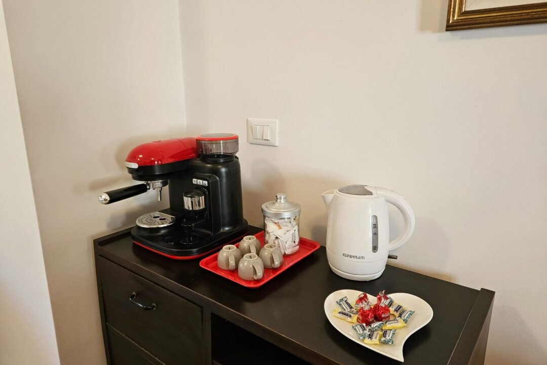 Cucina attrezzata con macchinetta per caffè, vicino Maniago, nelle Dolomiti Friulane.